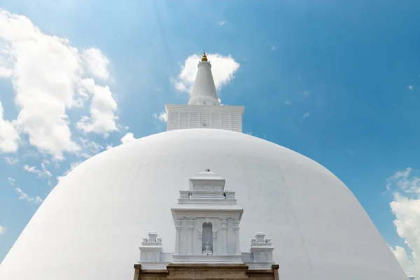 Beyaz kutsal stupa, anuradhapura, sri lanka — Stok fotoğraf