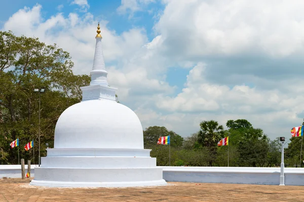 Pieni valkoinen stupa Anuradhapurassa, Sri Lankassa — kuvapankkivalokuva