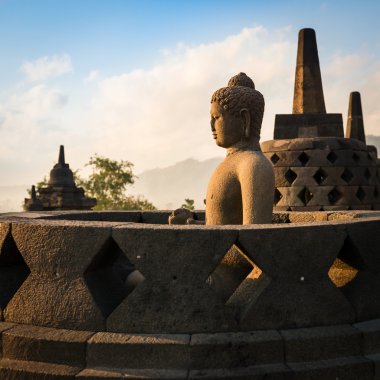 Buda borobudur Tapınağı'nda gündoğumu içinde. Endonezya.