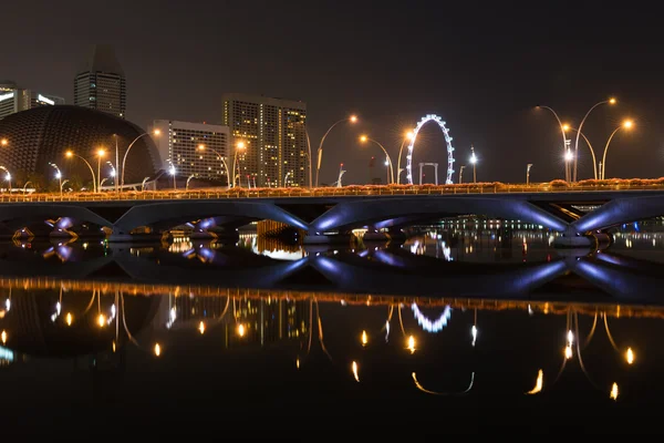 Ponte Esplanade, teatro e Singapore Flyer di notte — Foto Stock