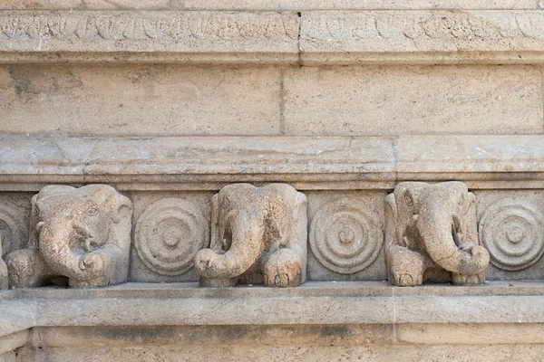 Éléphants de pierre bas-relief — Photo