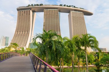 Arkadan görünüş olarak modern singapore hotel marina bay sands