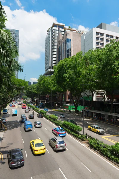 オーチャード ロードはシンガポールで人気のあるショッピング街です。 — ストック写真