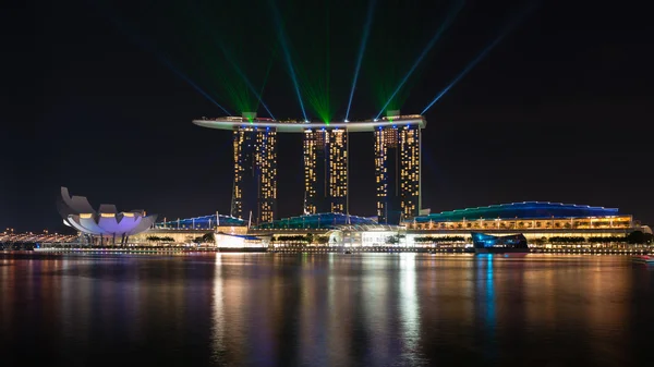 シンガポール マリーナ ベイ サンズ日没に複雑なの有名なホテル — ストック写真