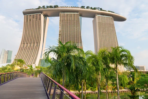 后视图上现代新加坡滨海湾金沙酒店 — 图库照片