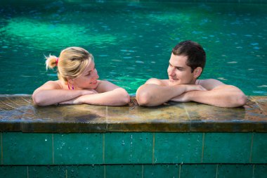 mutlu gülümseyen iki yüzme havuzu içinde