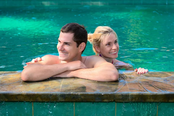 Glücklich lächelndes Paar im Schwimmbad — Stockfoto