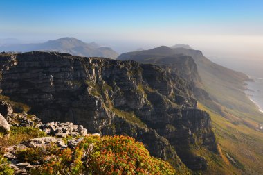 okyanus sahil şeridi üzerinde yüksek Dağları üzerinden görüntülemek