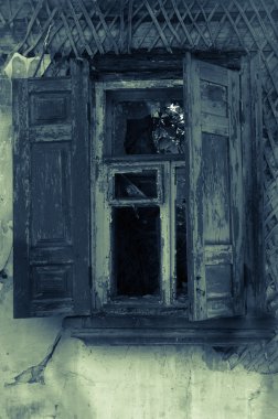 eski terk edilmiş evde pencere