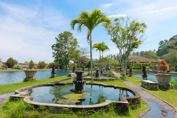 Grüner tropischer Park mit Springbrunnen und Teichen — Stockfoto