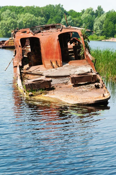 Разрушенный заброшенный корабль на реке — стоковое фото