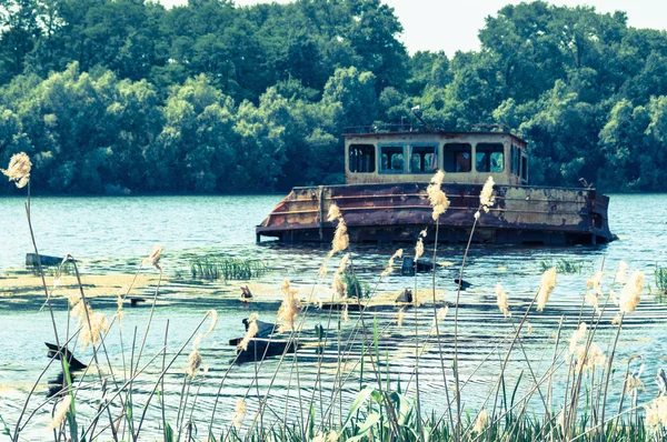 Nave abandonada destrozada en un río —  Fotos de Stock