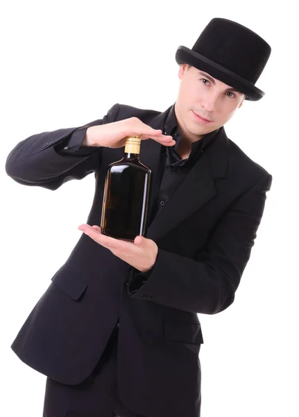 Uomo alla moda retrò in abito nero con bottiglia di bevanda — Foto Stock