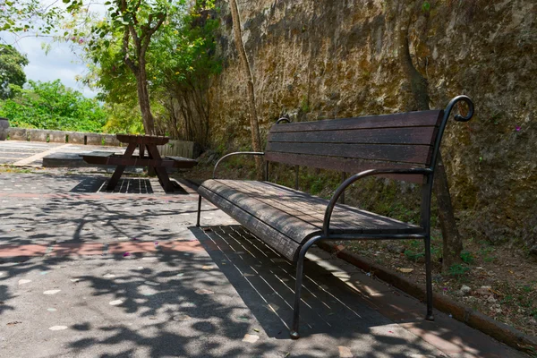 Panchina nel verde e soleggiato del parco — Foto Stock