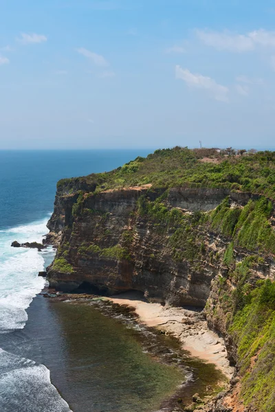 Kliffen boven blauw tropische zee — Stockfoto