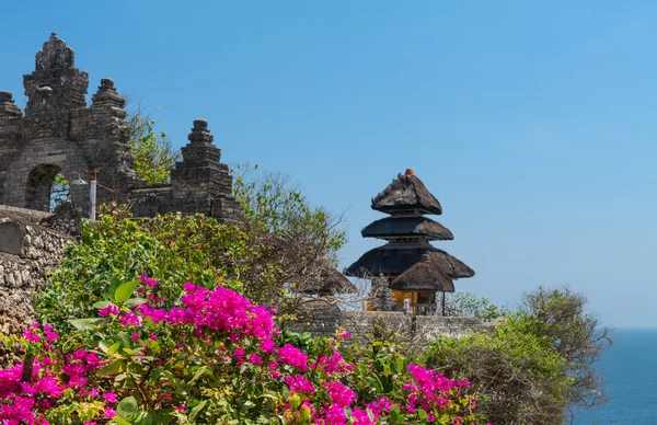 Tempio balinese e fiori rosa — Foto Stock