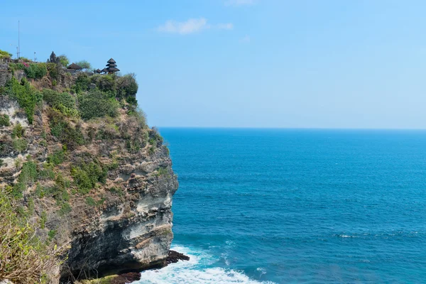 巴厘岛寺庙在岩石上面蓝色热带海 — 图库照片
