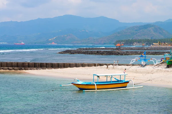 Traditionele balinese boot op een strand — Stockfoto