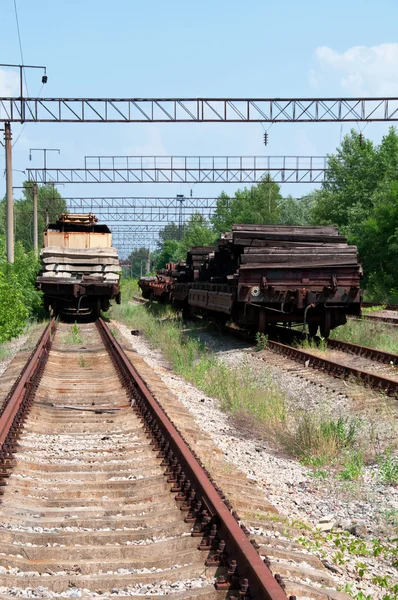 Eisenbahngleise mit Güterwagen — Stockfoto