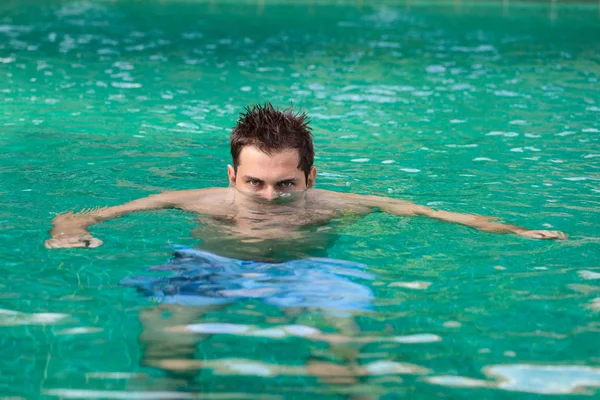 Joven hombre serio en la piscina —  Fotos de Stock