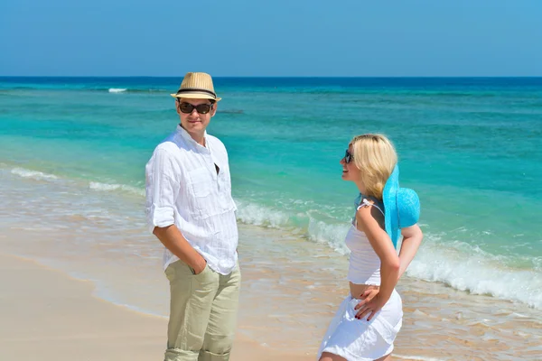 Glückliches junges Paar genießt am Strand — Stockfoto