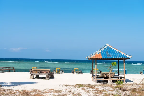 Пляж с кафе на берегу моря — стоковое фото