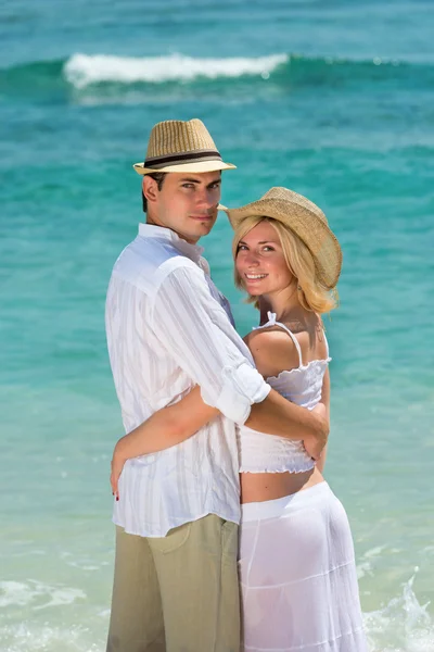 Glückliches junges Paar genießt am Strand — Stockfoto