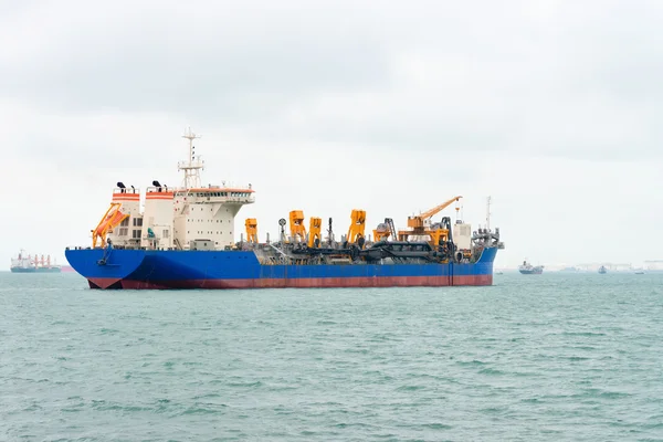 Grande nave sul mare vicino a un porto — Foto Stock