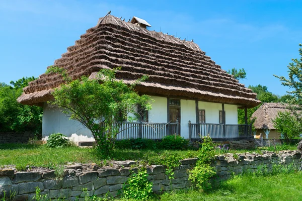 Tipica casa di paese — Foto Stock