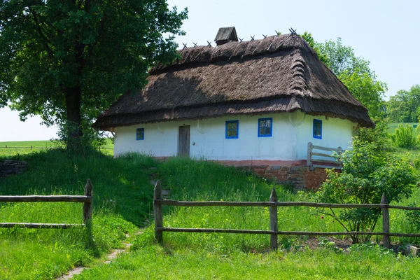 Typisches Dorfhaus — Stockfoto