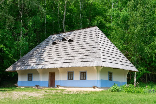 Casa de pueblo típica — Foto de Stock