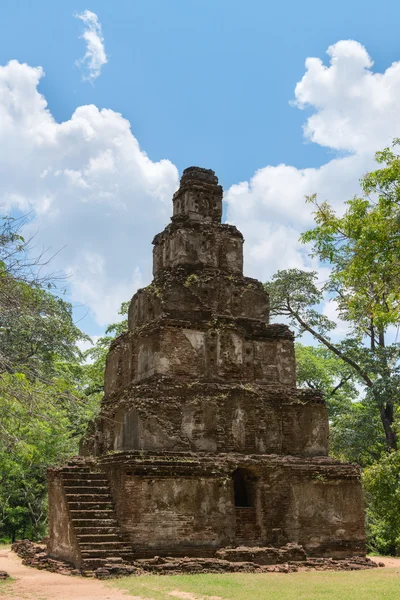 Antiguo templo budista piramidal — Foto de Stock