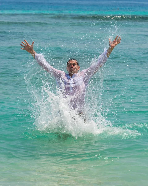 Man has fun in the blue sea — Stock Photo, Image