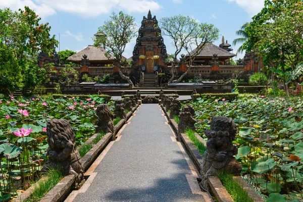 Balinese tempel met lotus fowers vijver — Stockfoto