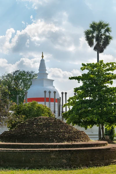 Thuparamaya dagoba в Анурадхапуре, Шри-Ланка — стоковое фото