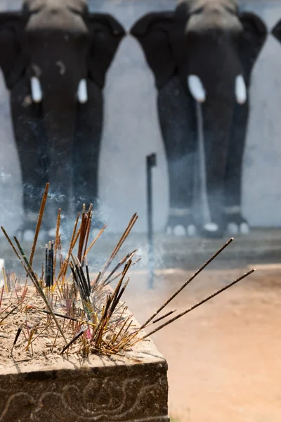 Varas de incenso em um templo budista — Fotografia de Stock