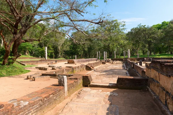 Руины древнего монастыря, Анурадхапура, Шри-Ланка — стоковое фото