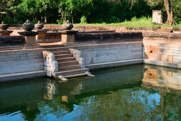 Ruiny starobylého města anuradhapura, Srí lanka — Stock fotografie