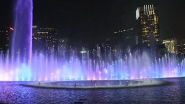 renkli su çeşme dans geceleri.