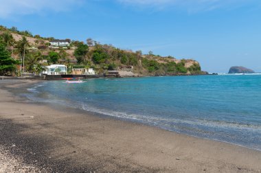 Deniz plaj karanlık kum ve Villalar