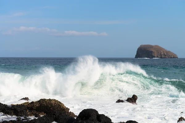 Taşlı bir sahilde dalgalar kırılıyor — Stok fotoğraf