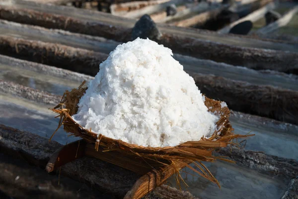 Cesta com sal do mar extraído fresco em Bali, Indonésia — Fotografia de Stock