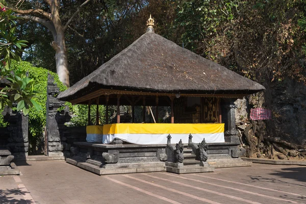 Pavilhão balinês tradicional em um templo — Fotografia de Stock