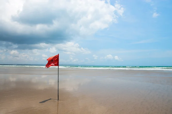 Röd flagga på stranden med ingen simning anteckningar. — Stockfoto