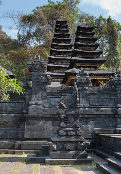 Geleneksel temple çok katmanlı balinese palmiye çatı — Stok fotoğraf