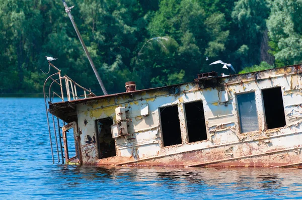 Разрушенный заброшенный корабль на реке — стоковое фото