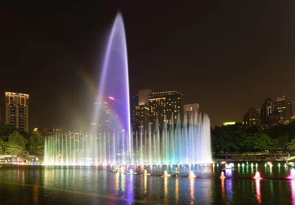 Verlichte fontein nachts in moderne stad — Stockfoto