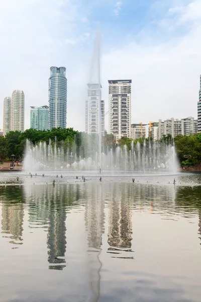 Fuente en la ciudad moderna —  Fotos de Stock