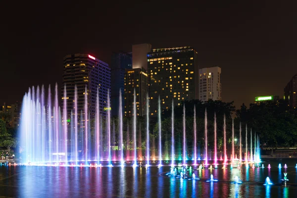 Verlichte fontein nachts in moderne stad — Stockfoto