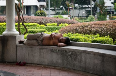 Parkta Uyuyan evsiz adam